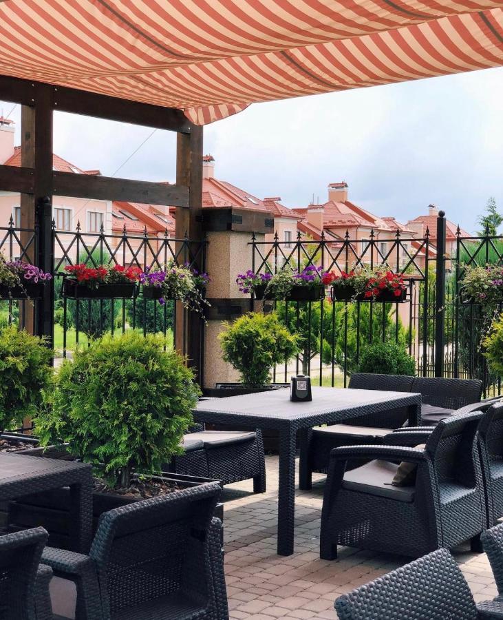 Shato Hotel Chervonograd Exterior foto