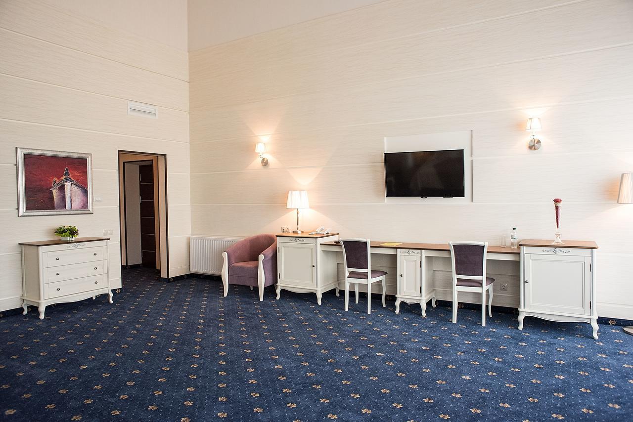 Shato Hotel Chervonograd Exterior foto